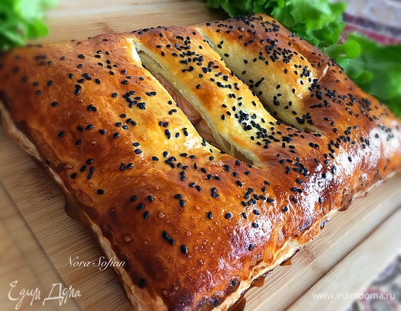 Слоеный пирог с лососем и шпинатом 