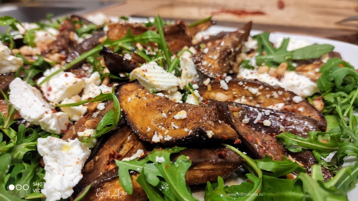 Салат из запеченных баклажанов с фетой и кедровыми орешками