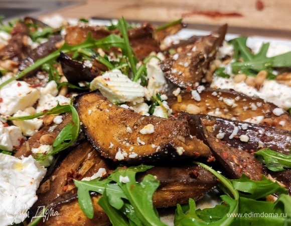 Салат из запеченных баклажанов с фетой и кедровыми орешками 