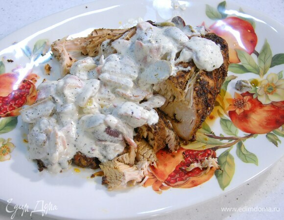 Запеченная в рукаве индейка под сливочным соусом с беконом и каперсами