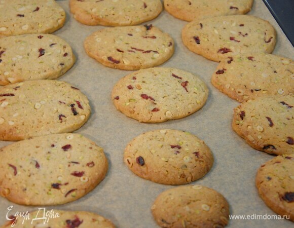 Печенье с клюквой, фисташками и кедровыми орехами 