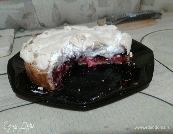 Пирог с вишней и безе