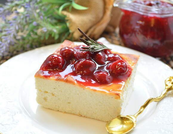 Творожная запеканка с вишневым соусом