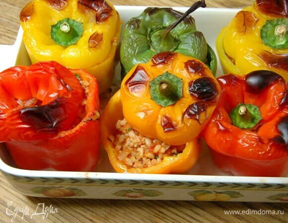 Запеченный перец, фаршированный пряным рисом 