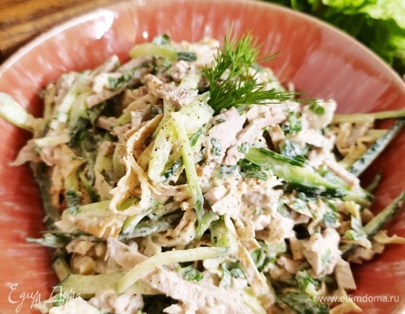 Мясной салат с блинчиками из омлета Мясной салат с блинчиками из омлета