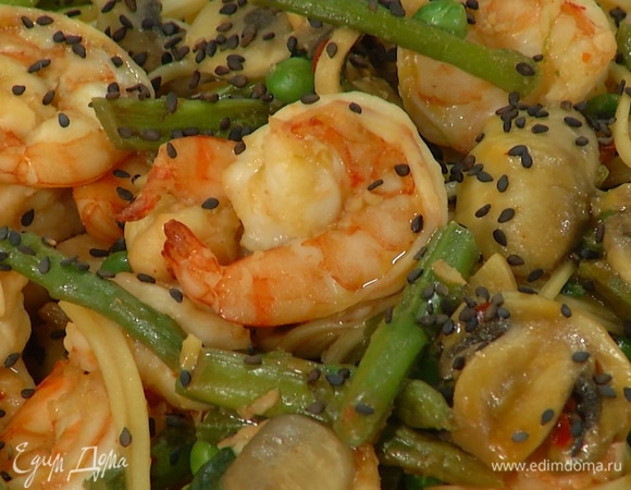 Лапша по-азиатски с креветками, шампиньонами и спаржей Лапша по-азиатски с креветками, шампиньонами и спаржей