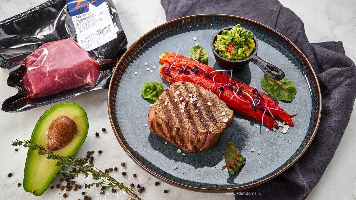 Говяжий стейк с соусом гуакамоле и запеченными перцами