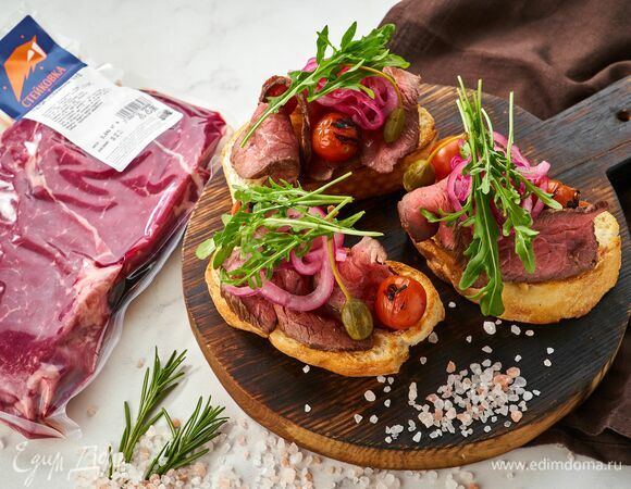 Брускетта с ростбифом, руколой и копчеными томатами Брускетта с ростбифом, руколой и копчеными томатами