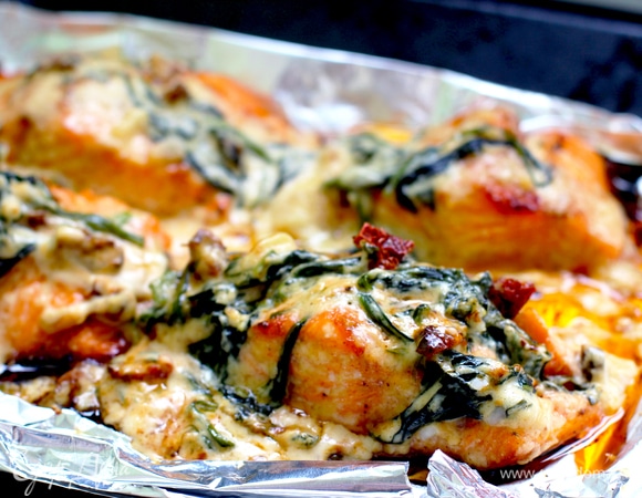 Лосось в сливочном соусе со шпинатом