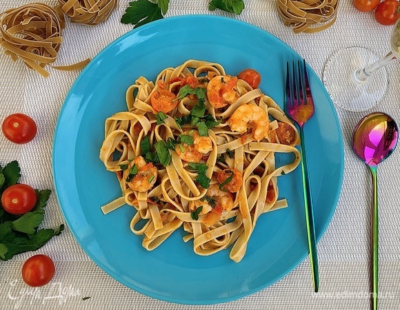 Тальятелле в томатном соусе с креветками