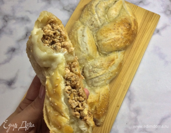 Косичка из слоеного теста с фаршем и сыром