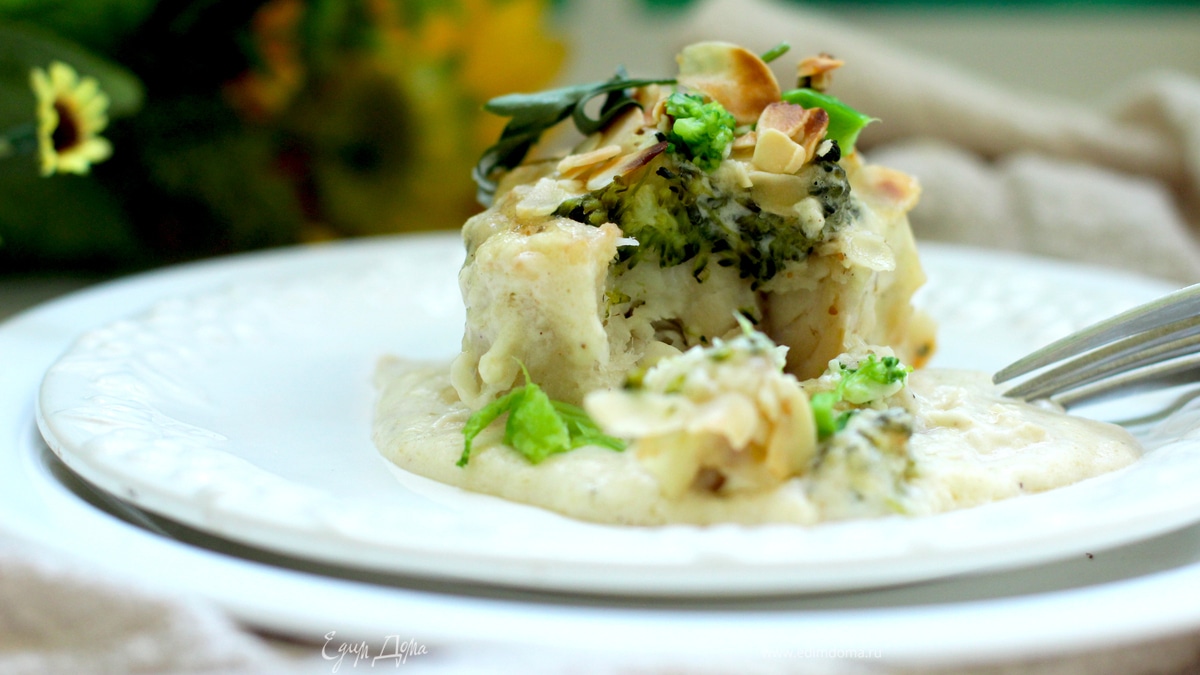 Белая рыба с брокколи в сырном соусе