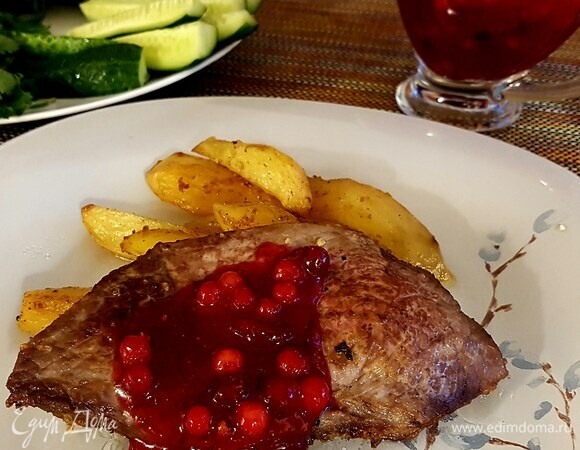 Нежная говядина под ягодным соусом