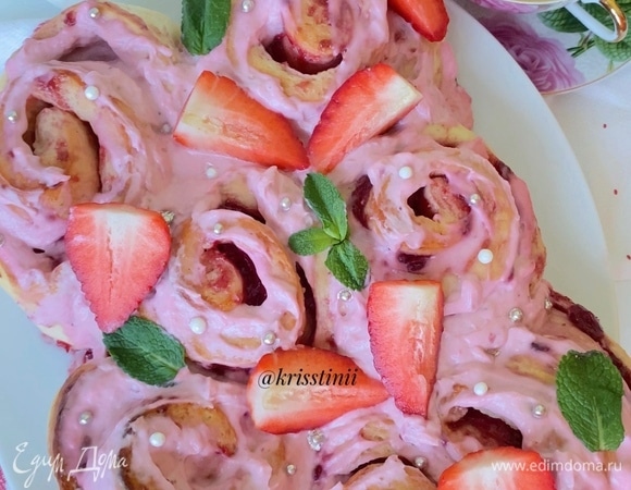 Сдобные булочки с начинкой из клубники и белого шоколада