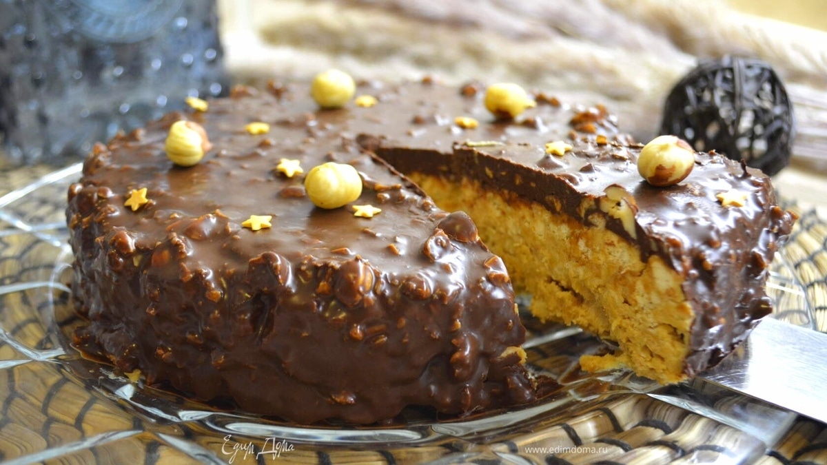 Торт «муравейник» с шоколадом и фундуком