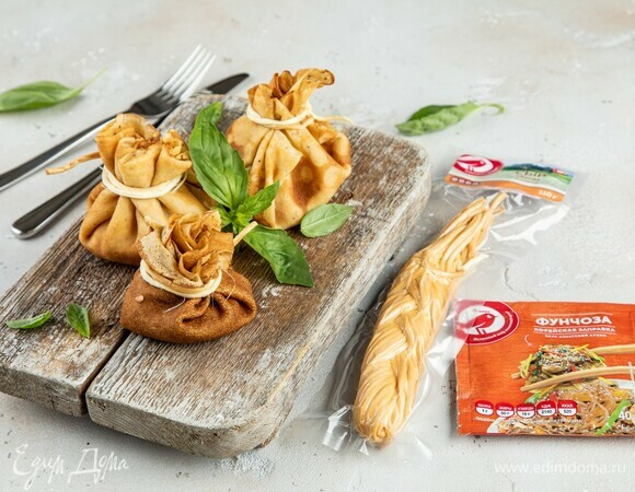 Блинный мешок с курицей и фунчозой