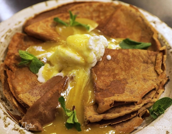 Шоколадные блинчики с апельсиновым соусом и ванильным мороженым