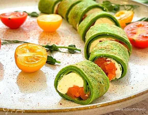 Рулет из шпинатного блинчика с форелью Рулет из шпинатного блинчика с форелью
