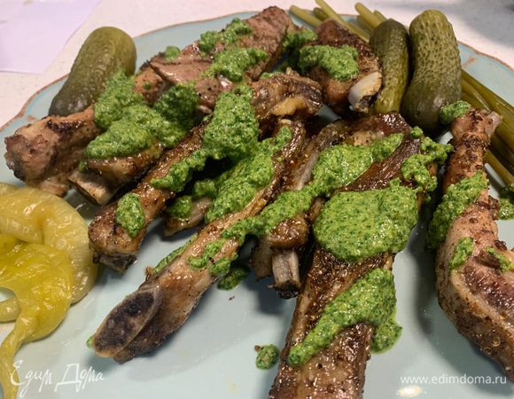 Запеченные свиные ребрышки с черемшой, солеными огурцами и сальсой верде