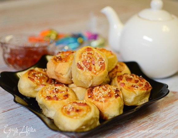 Быстрые булочки с колбасой и сыром