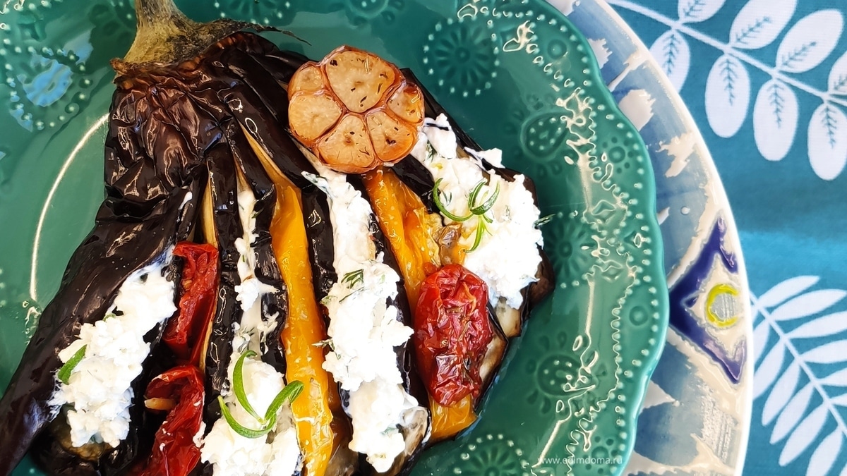 Баклажан, запеченный с фетой, вялеными томатами и перцем