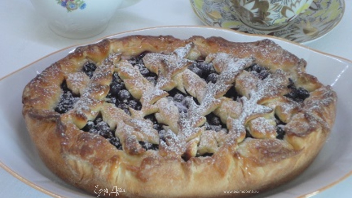 Сдобный пирог со смородиной