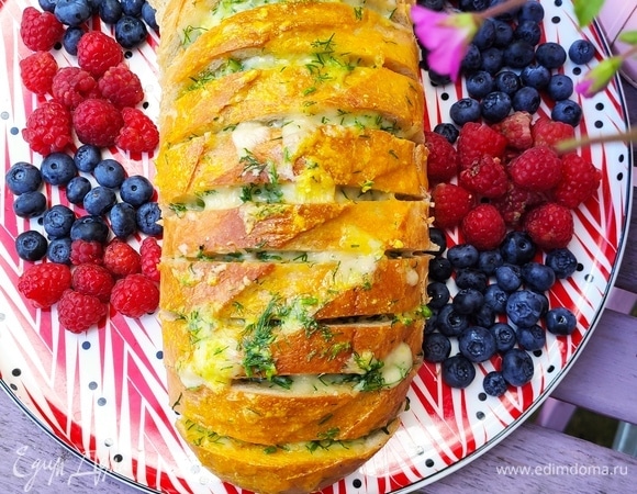 Запеченный хлеб с сыром и чесночным маслом Запеченный хлеб с сыром и чесночным маслом