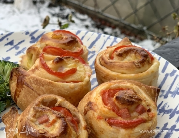 Розочки из слоеного теста с ветчиной