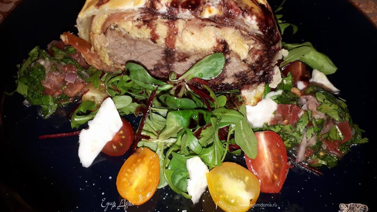 Говяжья вырезка в тесте на подушке из артишоков