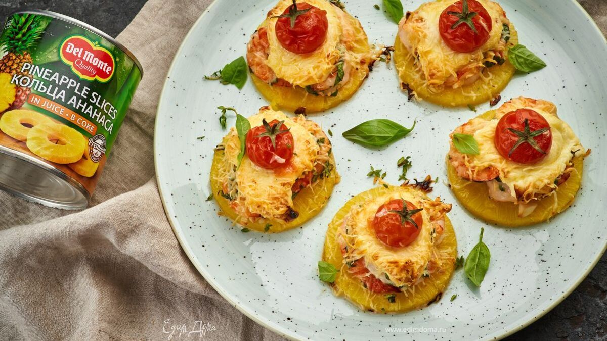 Закуска из ананаса с сыром и креветками