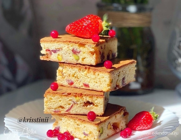 Блонди из белого шоколада с клюквой и фисташками