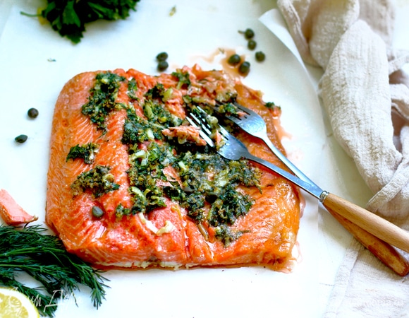 Лосось, запеченный с ароматным зеленым маслом Лосось, запеченный с ароматным зеленым маслом