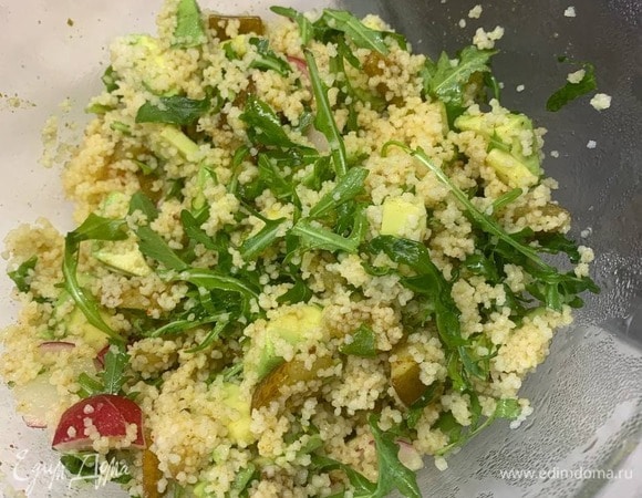 Салат с кускусом, грушей и авокадо