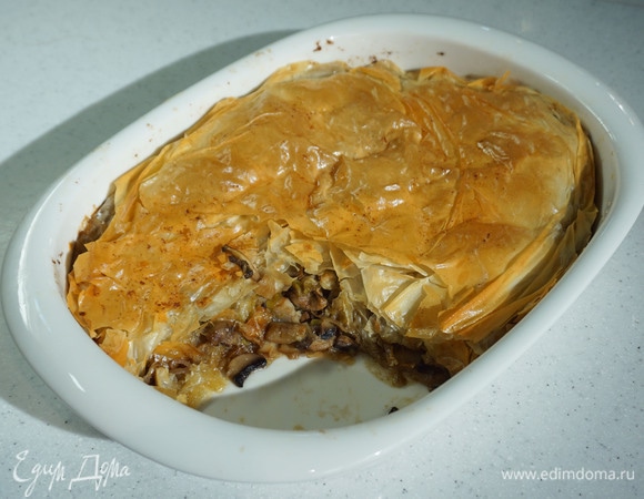 Пирог из фило с грибами, пореем и шалотом