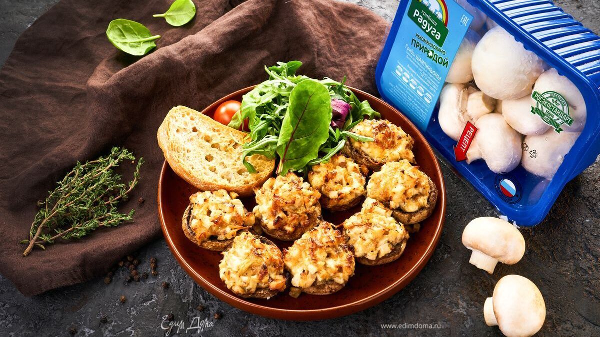 Шампиньоны, фаршированные курицей и сыром