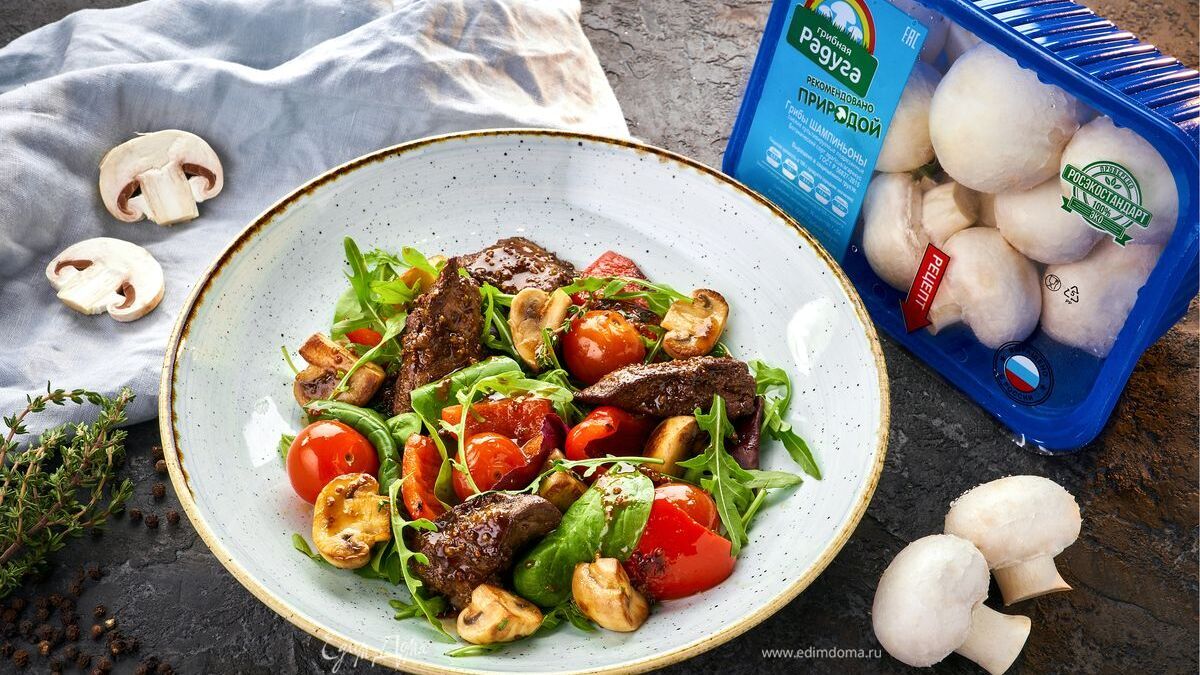 Теплый салат с куриной печенью и шампиньонами