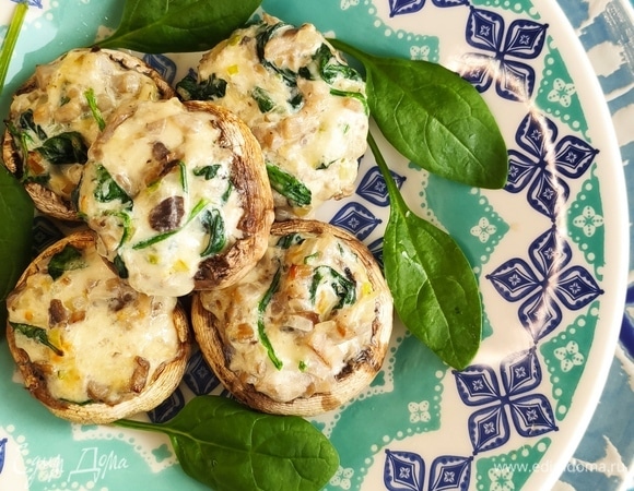 Шампиньоны, фаршированные шпинатом и сыром