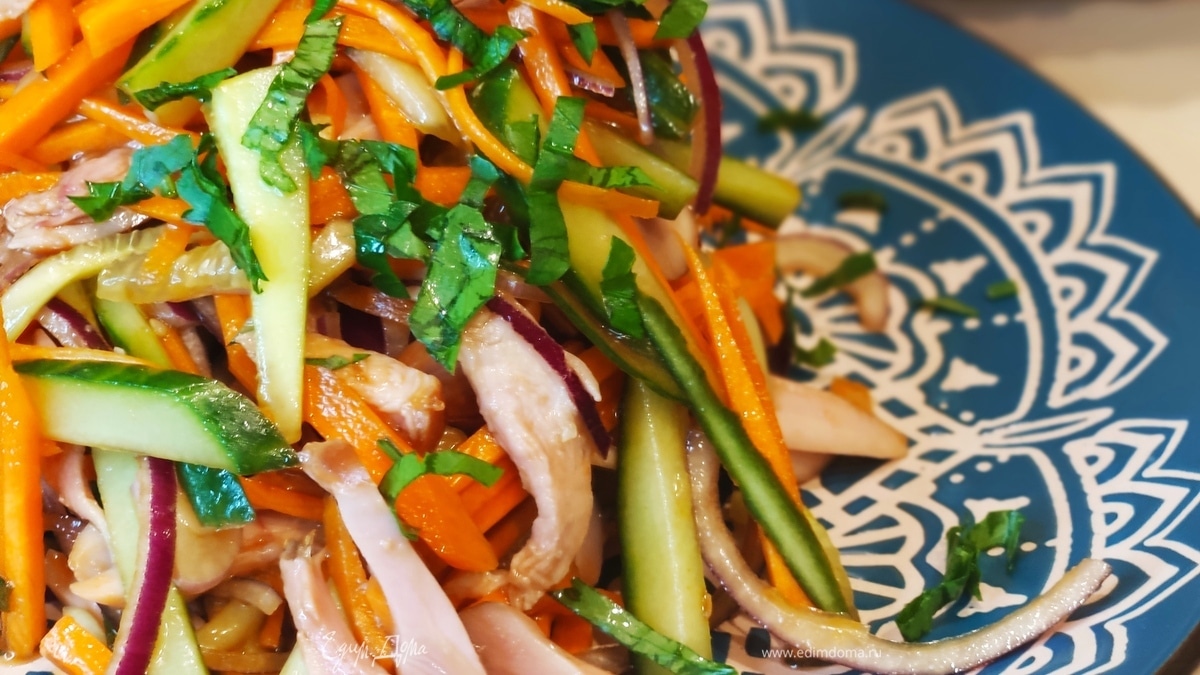 Салат с копченой курицей и овощами