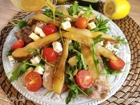 Салат с грушей, беконом и руколой