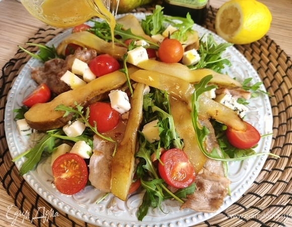Салат с грушей, беконом и руколой