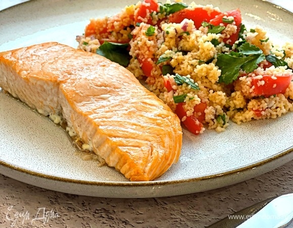 Запеченный лосось с кускусом