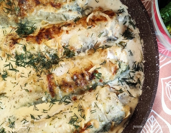 Хек с жареным луком в сметане Хек с жареным луком в сметане