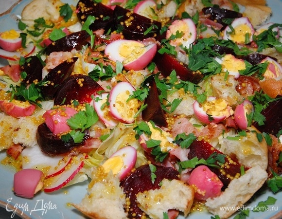 Салат из свеклы с перепелиными яйцами, крутонами и копченой грудинкой