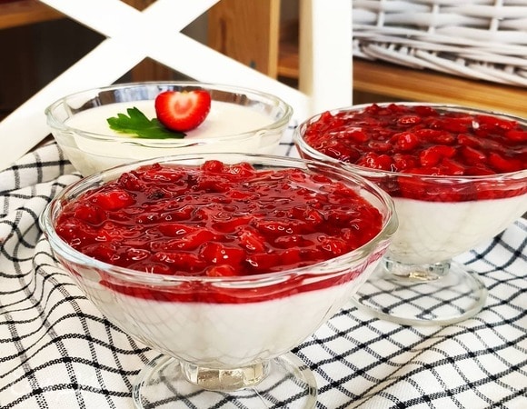 Панна котта с клубникой Панна котта с клубникой