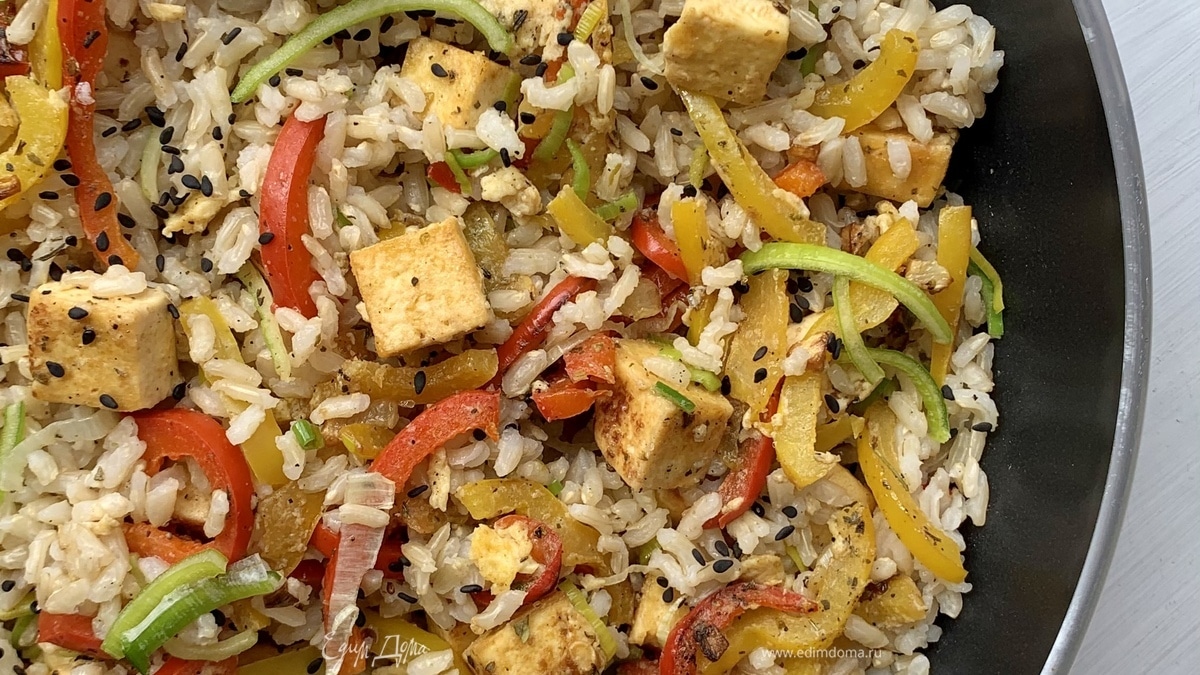 Бурый рис с тофу и овощами