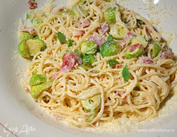 Паста в сливочном соусе с грудинкой и брюссельской капустой