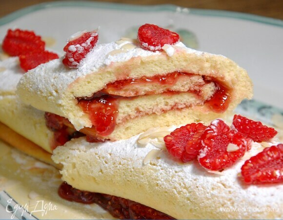Рулет с малиной и миндалем