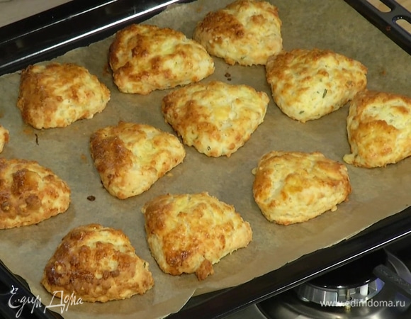 Сырные сконы с джемом и взбитыми сливками 