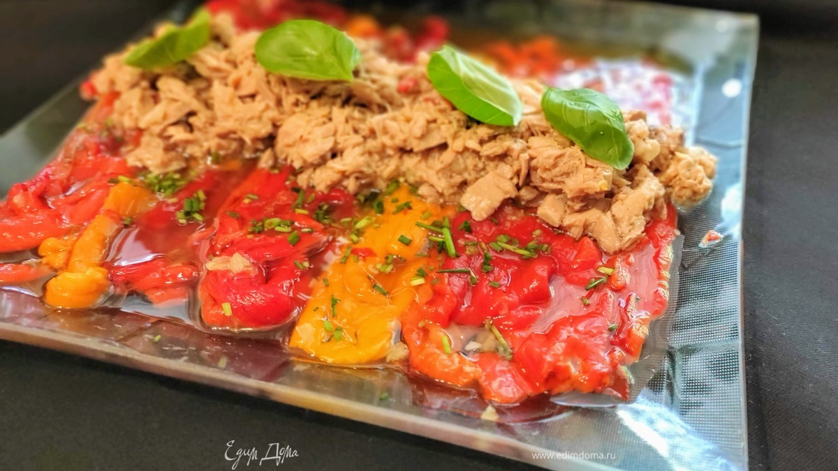 Салат из маринованных перцев с тунцом