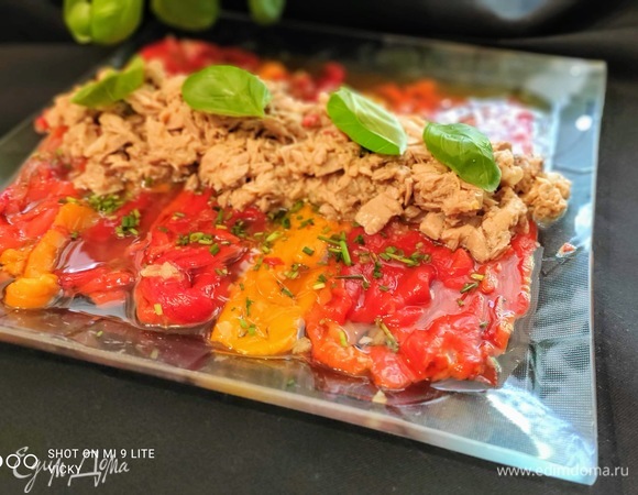 Салат из маринованных перцев с тунцом